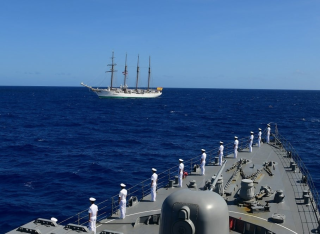 海上自衛隊護衛艦「ゆうぎり」とスペイン海軍「フアン・セバスティアン・デ・エルカノ」の親善訓練（2月26日）