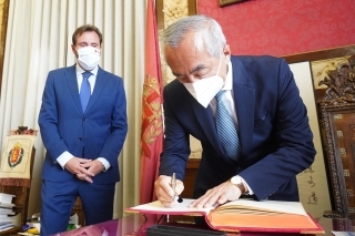 REUNIÓN DEL EMBAJADOR HIRAMATSU CON EL ALCALDE DE VALLADOLID